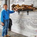 Tony touching the hand of Everard 't Serclaes for good luck